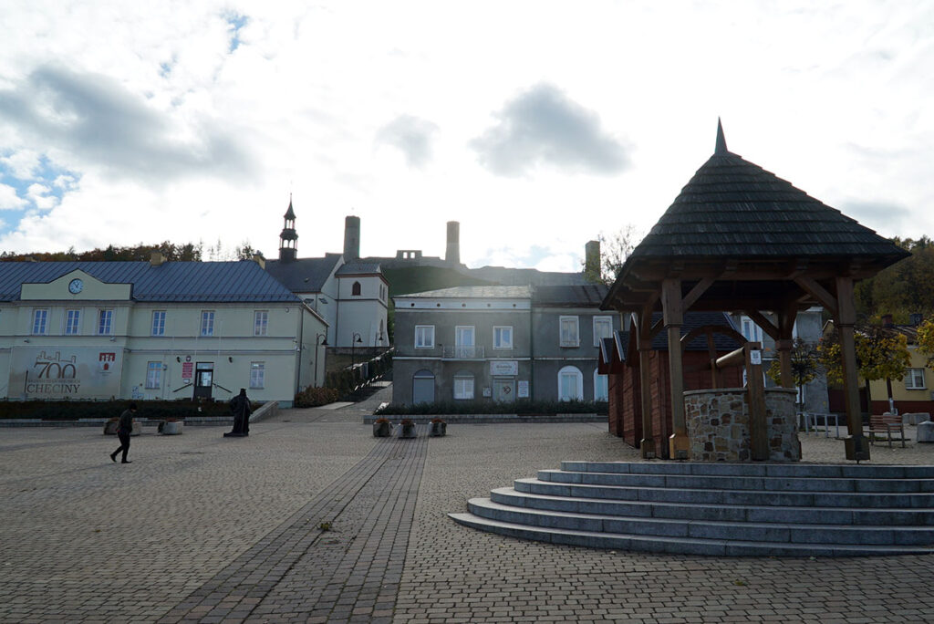 Rynek Górny w Chęcinach, czyli Plac 2 Czerwca, wraz ze studnią