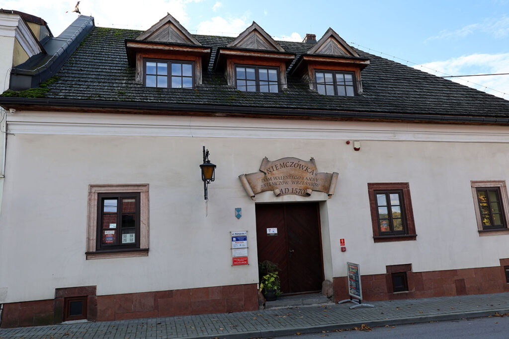 Chęciny - renesansowa kamienica Niemczówka z zewnątrz