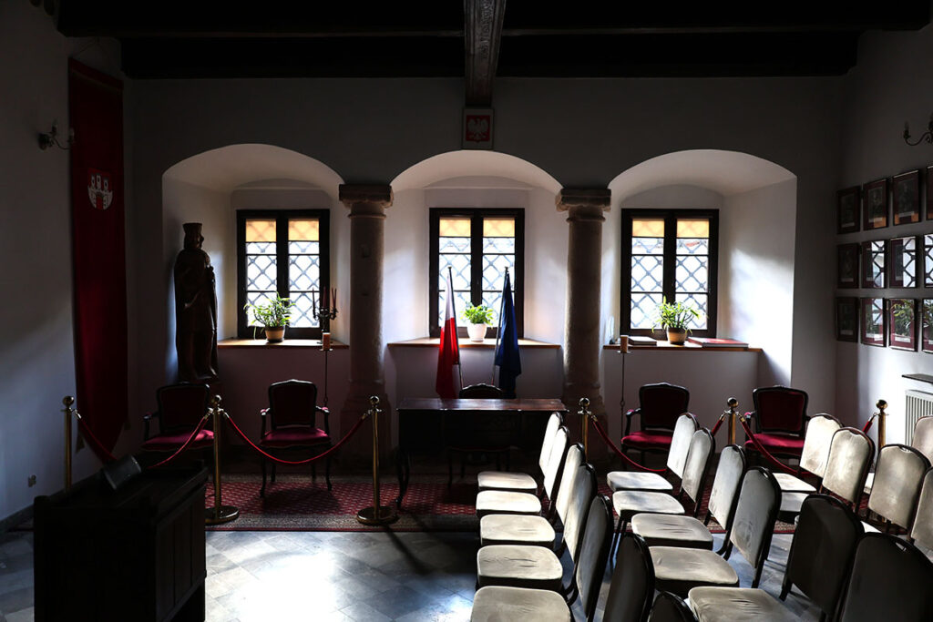 Chęciny - Sala Wielka w kamienicy Niemczówka - renesansowe triforium