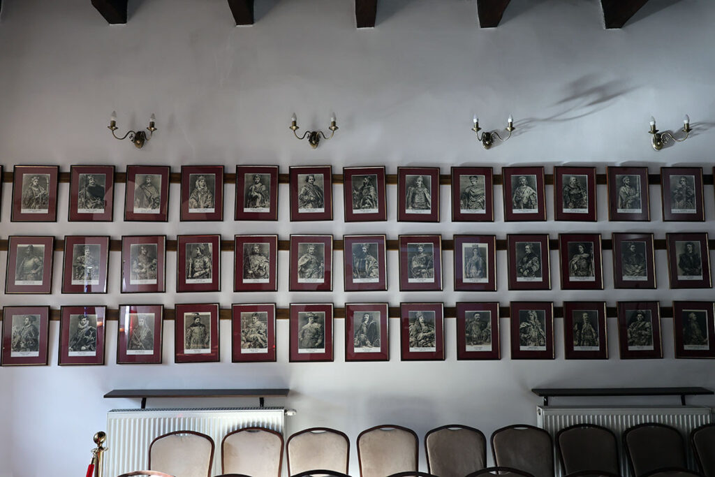 Chęciny - Sala Wielka w kamienicy Niemczówka - poczet królów i książąt polskich