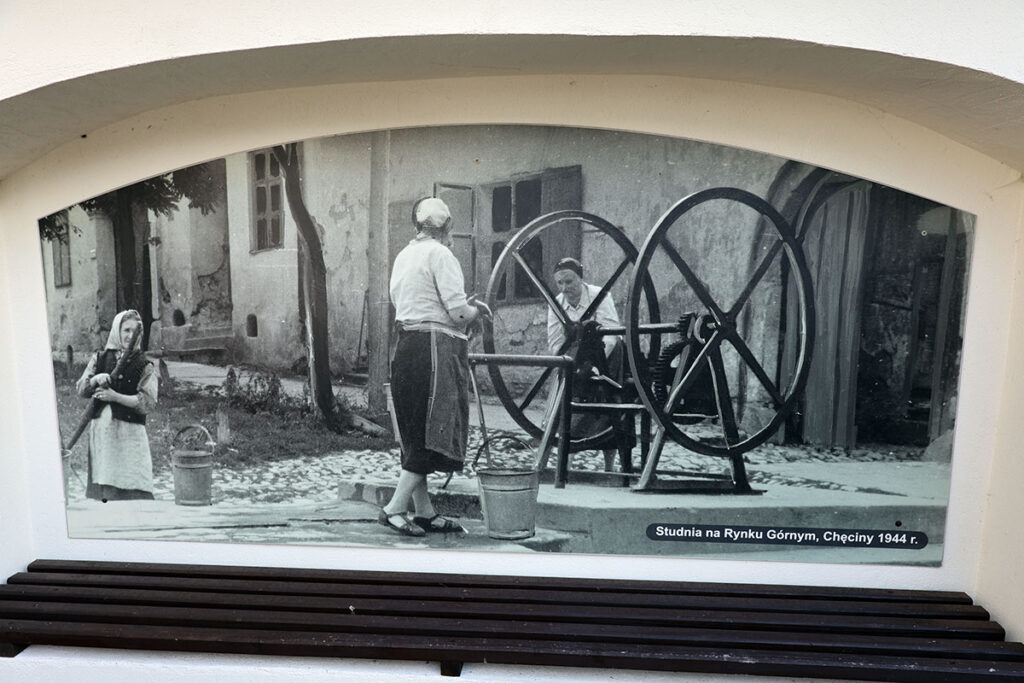 Chęciny - dziedziniec kamienicy Niemczówka - zdjęcia dawnych Chęcin - studnia