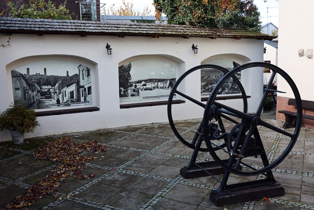 Chęciny - dziedziniec kamienicy Niemczówka - zdjęcia dawnych Chęcin - studnia