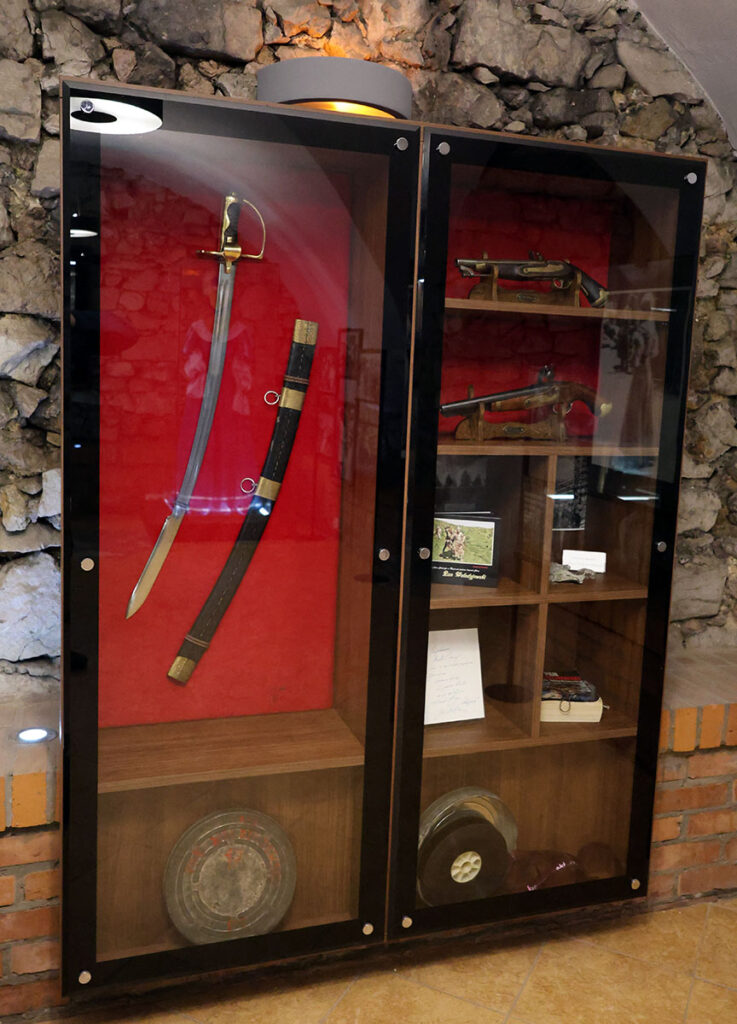 Chęciny - piwnica kamienicy Niemczówka - rekwizyty i pamiątki z planu "Pana Wołodyjowskiego"