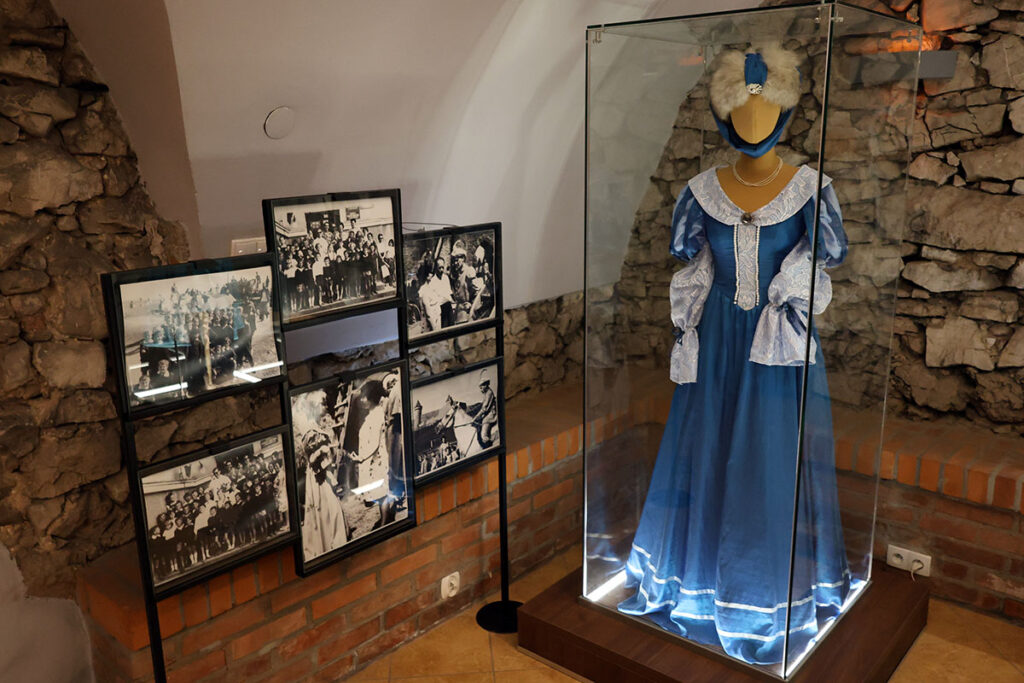 Chęciny - piwnica kamienicy Niemczówka - zdjęcia i kopia stroju Baśki z planu "Pana Wołodyjowskiego"