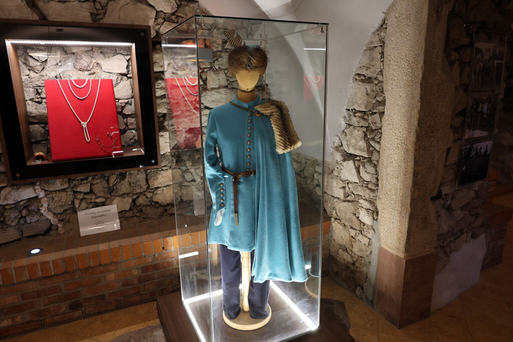 Chęciny - piwnica kamienicy Niemczówka - zdjęcia i kopia stroju Michała z planu "Pana Wołodyjowskiego"