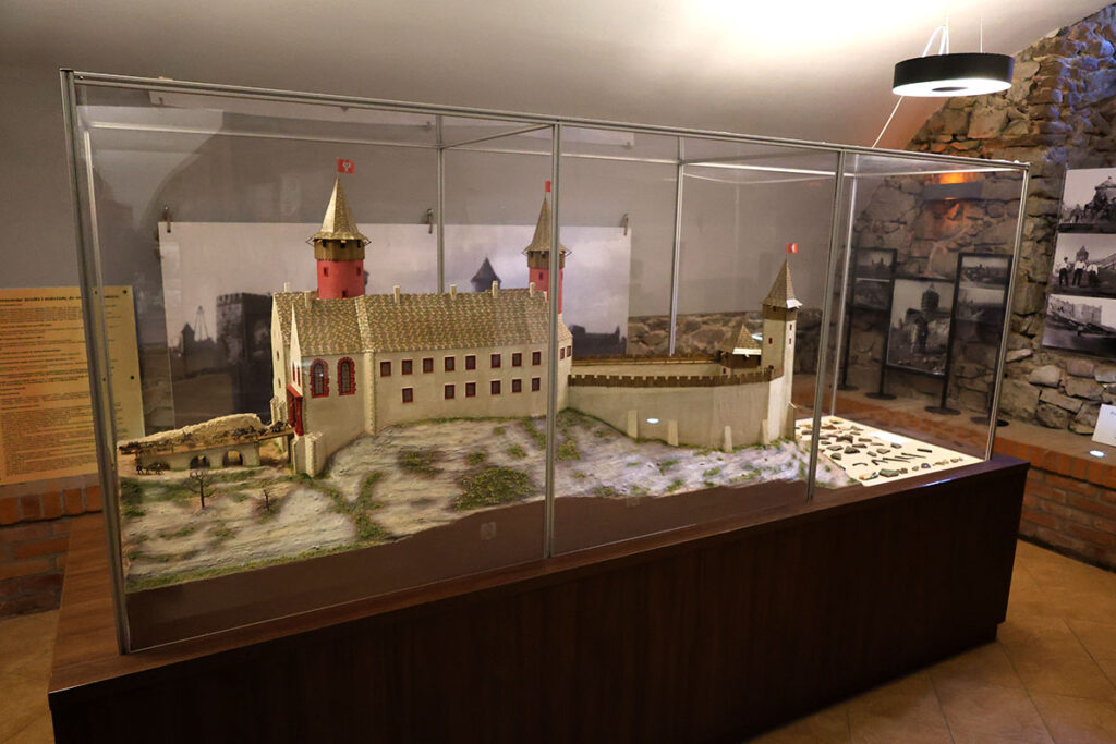 Chęciny - piwnica kamienicy Niemczówka - model zamku w Chęcinach