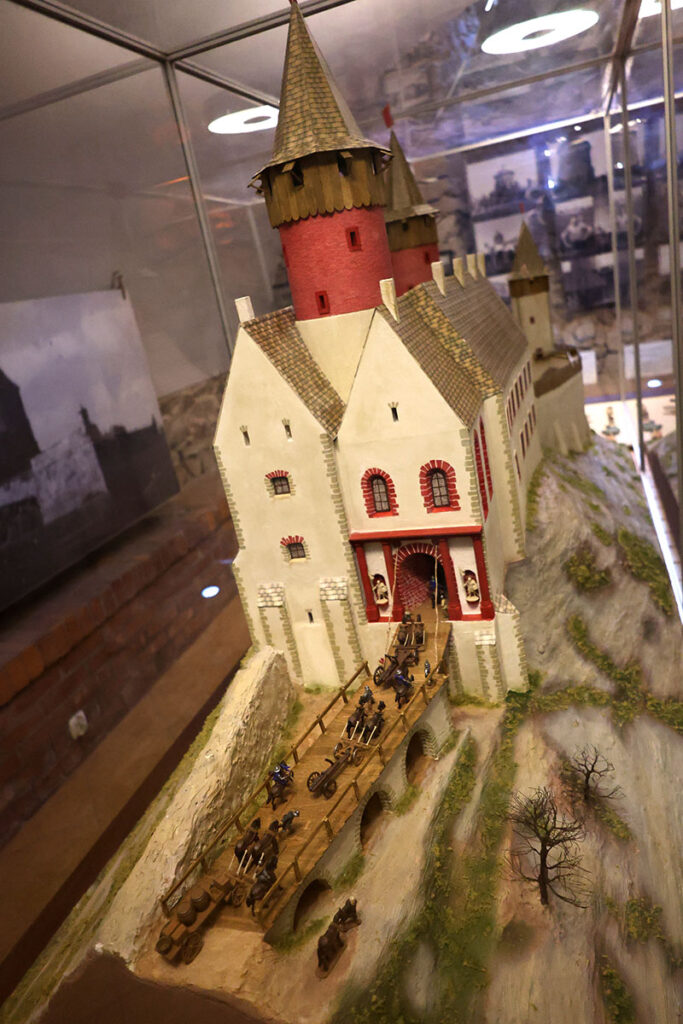 Chęciny - piwnica kamienicy Niemczówka - model zamku w Chęcinach z widocznym mostem zwodzonym