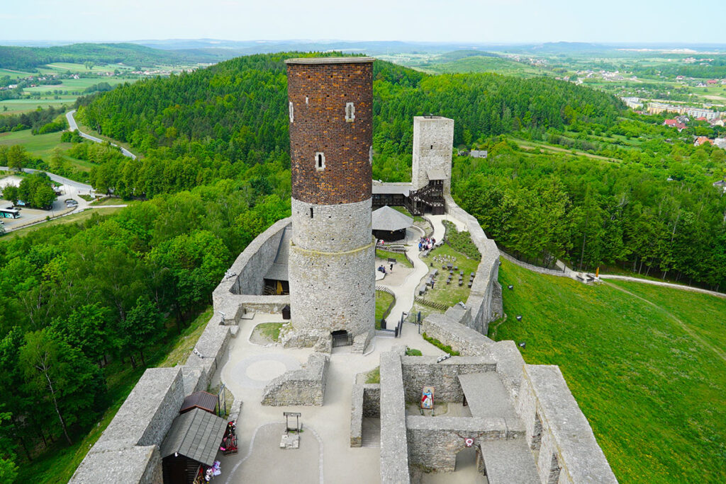 Zamek w Chęcinach z wieży wschodniej i widokiem na zachodnie pasma Gór Świętokrzyskich