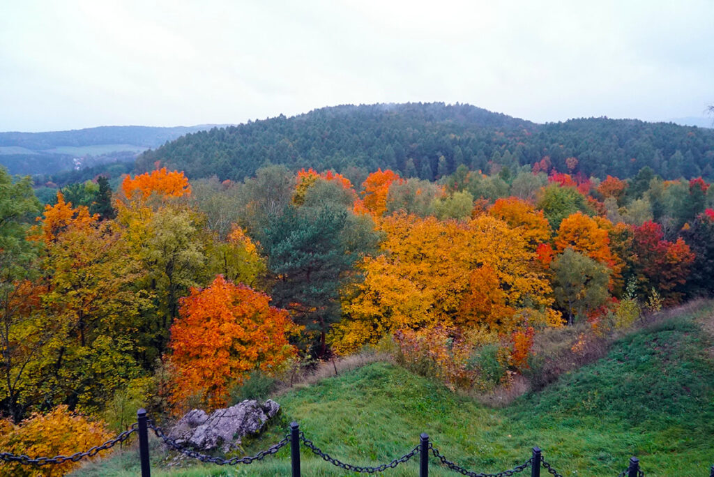 Jesień w górach - widok spod wejścia na zamek od strony zachodniej