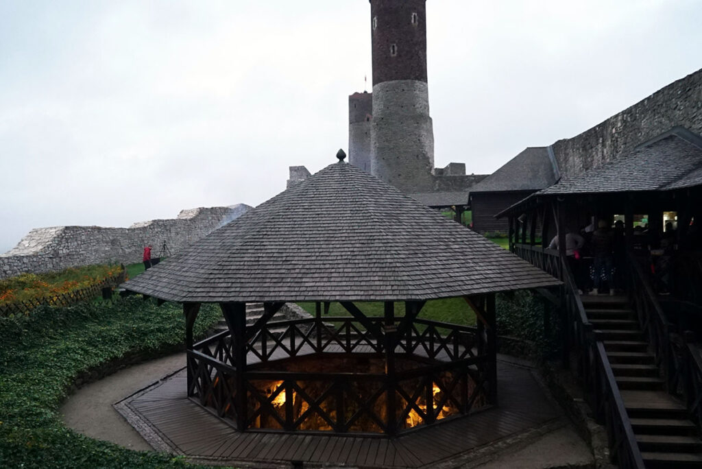 Widok na studnię i budynek kasy (po prawej)