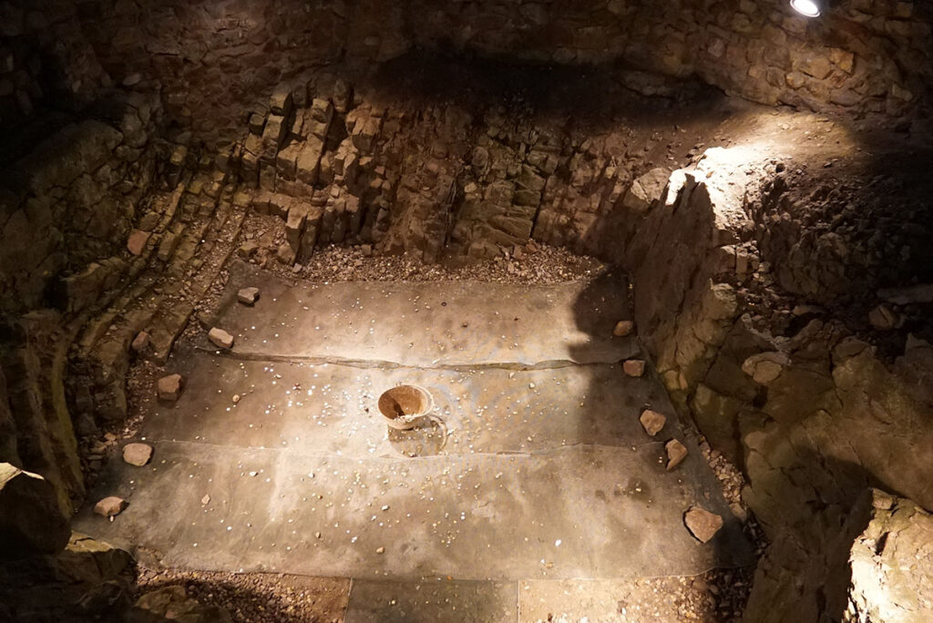 Wnętrze studni - widoczny układ skał wapiennych