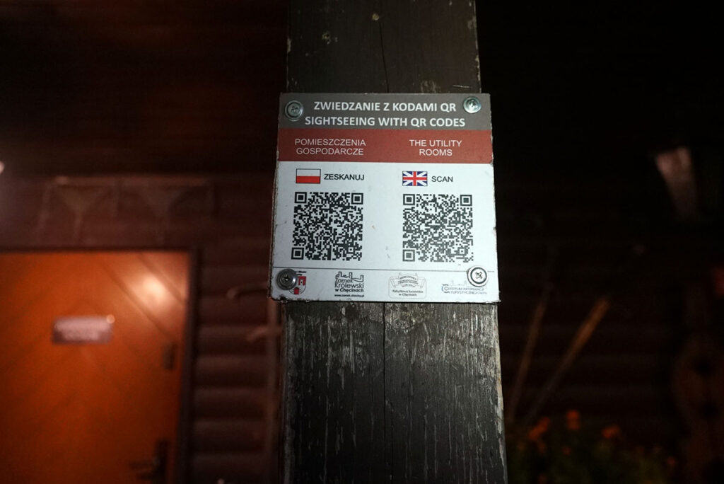Tak wyglądają tabliczki z QR kodami, dzięki którym można zwiedzić zamek z internetowym przewodnikiem.