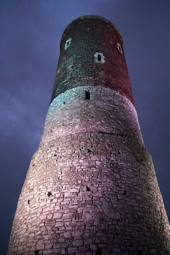 Środkowa wieża z wyraźnie widocznym dawnym poziomem murów zamkowych i "dziurach" po belkach podtrzymujących drewniany ganek.