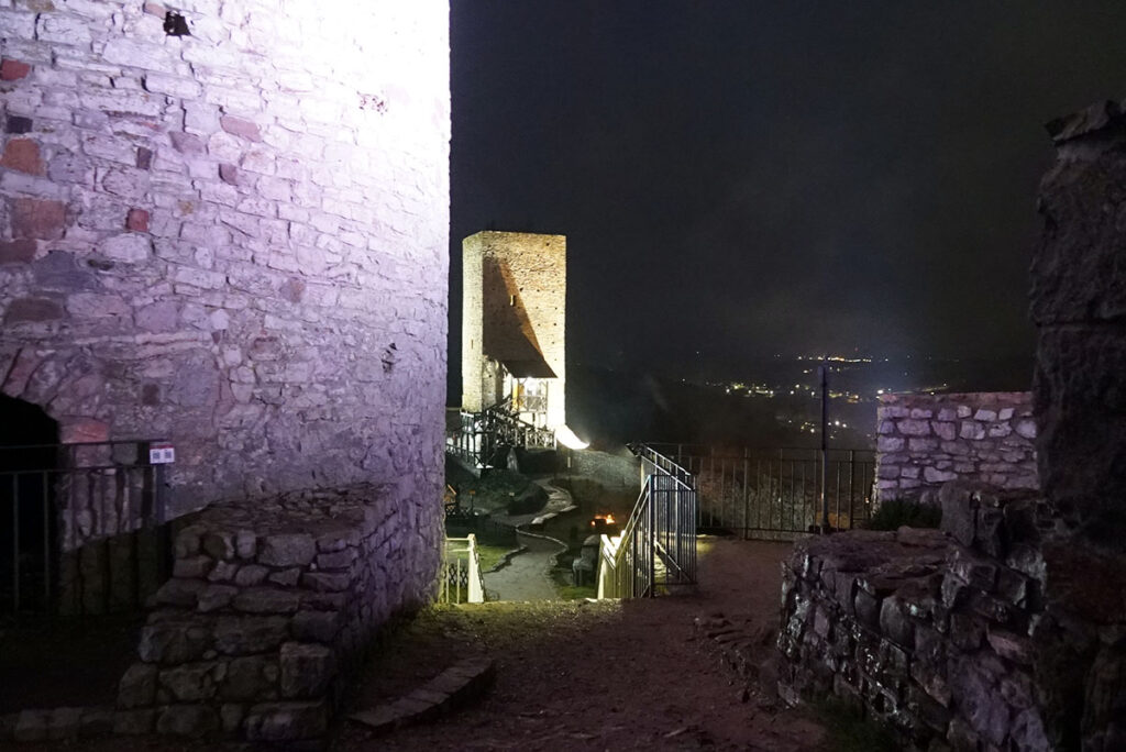 Po lewej - wieża strażnicza, po prawej - fragment murów Domu Wielkiego