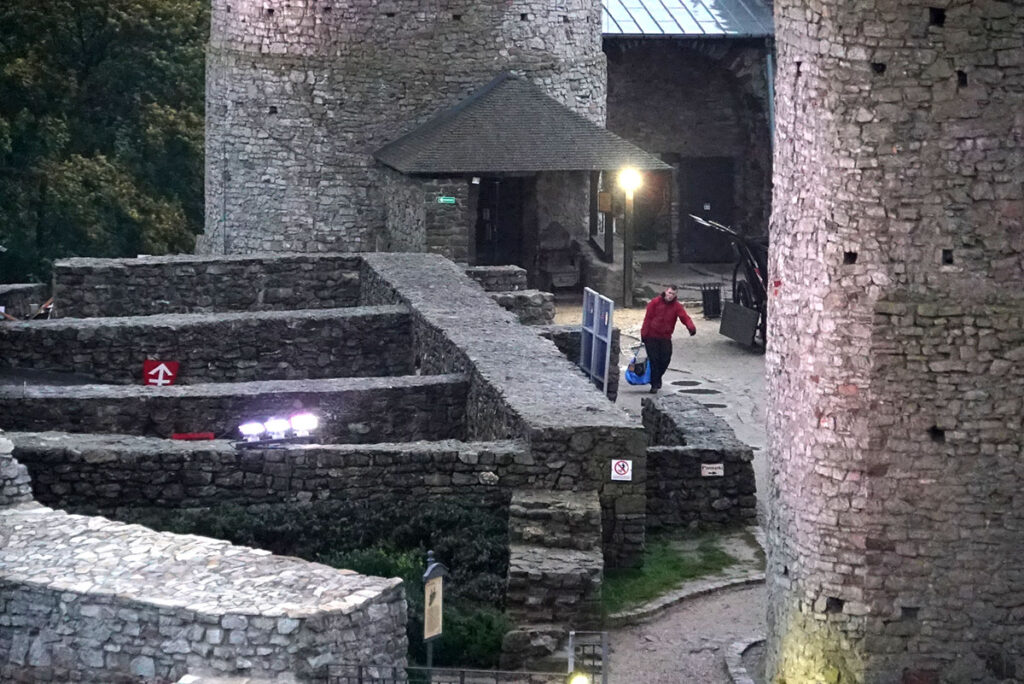 Po lewej - widok na pozostałości Domu Wielkiego