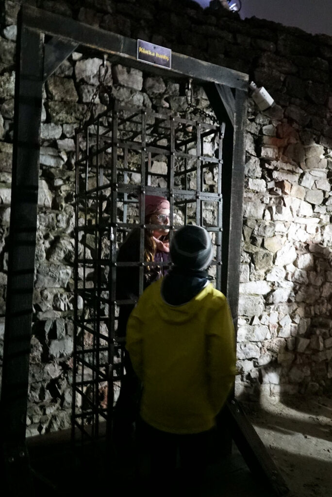 Grzeczne, aczkolwiek dociekliwe dziecko, w Klatce Hańby