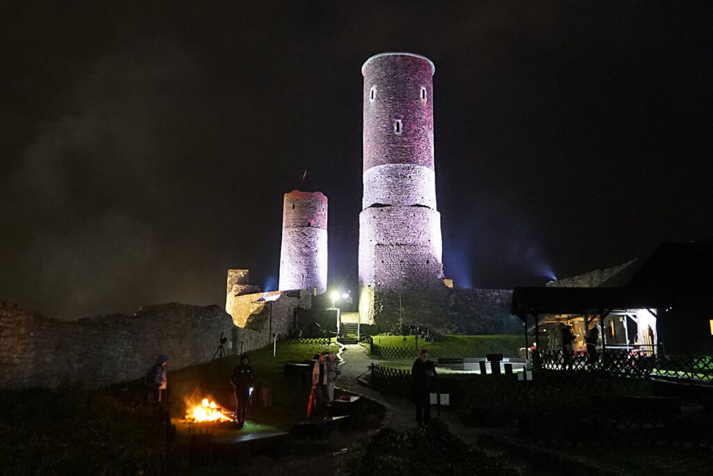 Widok na Zamek Dolny i Góny nocą