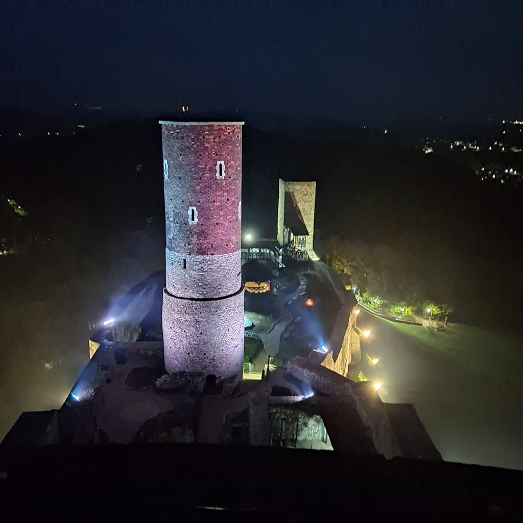 Widok na Zamek Dolny i Góny nocą z wiezy widokowej (więziennej)
